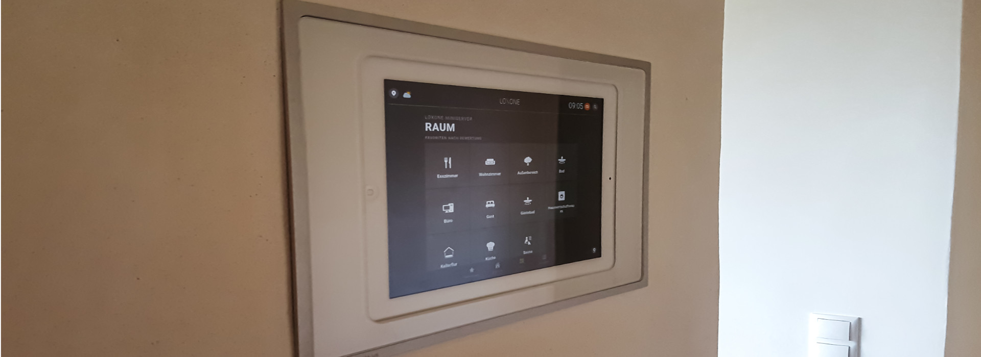 Smarthome: Das Foto zeigt ein Bedienpanel für die smarte Steuerung von Technik im Haus - darunter Rolläden, Heizung und Soundanlage.
