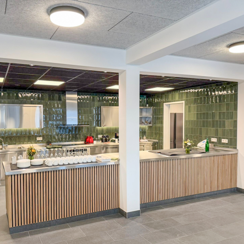 Theke mit Holzverkleidung vor einer Küchenzeile